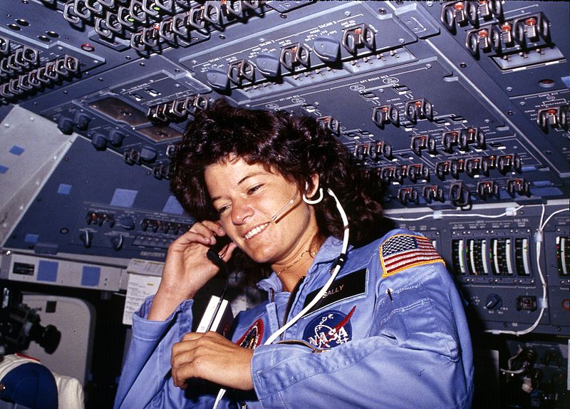 800px-Sally_Ride,_America's_first_woman_astronaut_communitcates_with_ground_controllers_from_the_flight_deck_-_NARA_-_541940.jpg