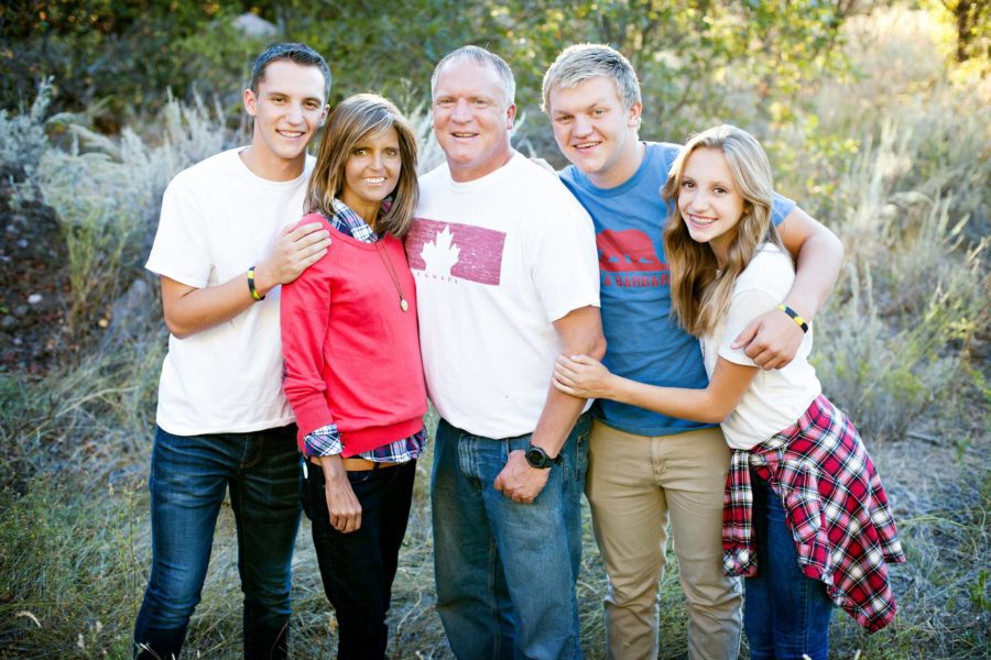 Jennifer (left middle) and Greg Thorpe (middle) with their three kids. (Source: Just-A-Break Foundation) 