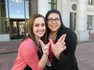 Estudiantes de Weber State, India Nielsen y Viviana Felix son legislativas de Utah en pracitcas. (Carol McNamara