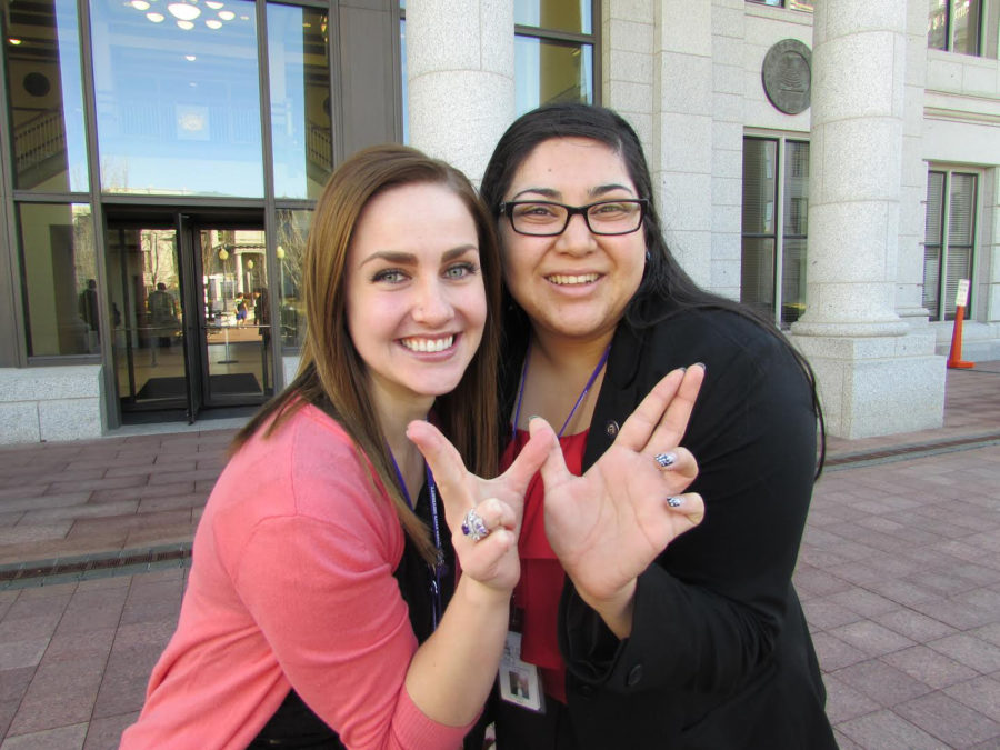Estudiantes de Weber State, India Nielsen y Viviana Felix son legislativas de Utah en pracitcas. (Carol McNamara