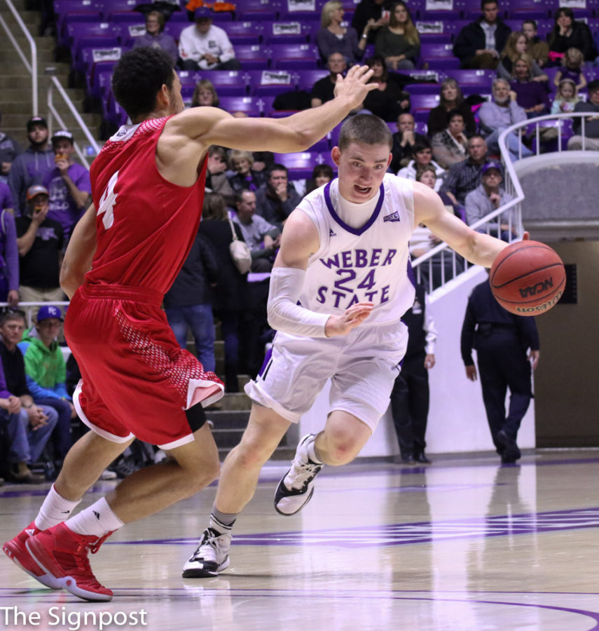 Freshman McKay Cannon drives the ball past an SUU defender during the game.  (Ariana Berkemeier / The Signpost)