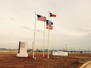 Banderas fuera del centro de voluntarios Dilley, Texas. (Source: Timothy R. Conrad)