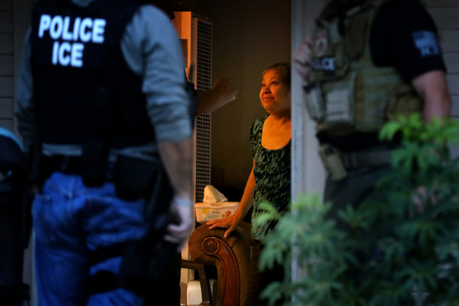 Agentes de ICE y oficiales de operaciones de expulsión visitan un hogar durante una redada de inmigración.  (Irfan Khan/Los Angeles Times/TNS)