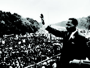 Martin Luther King Jr. dirige a la gente desde las escaleras de Lincoln Memorial donde dio el discurso famoso “Tengo un sueno”, el 28 de agosto de 1963. (Fuente: Wikicommons)