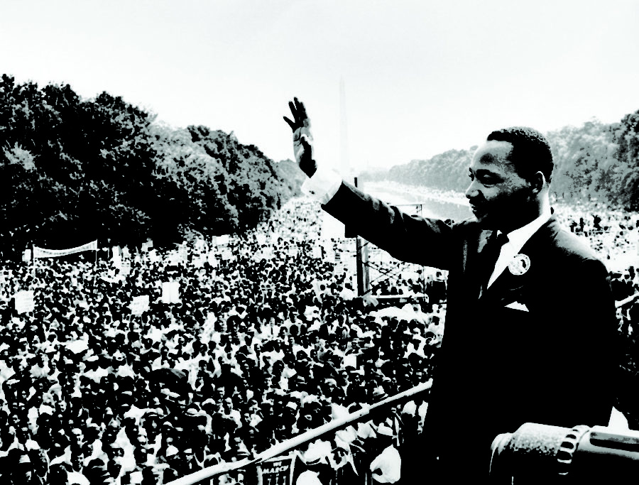 Martin Luther King Jr. dirige a la gente desde las escaleras de Lincoln Memorial donde dio el discurso famoso “Tengo un sueno”, el 28 de agosto de 1963. (Fuente: Wikicommons)