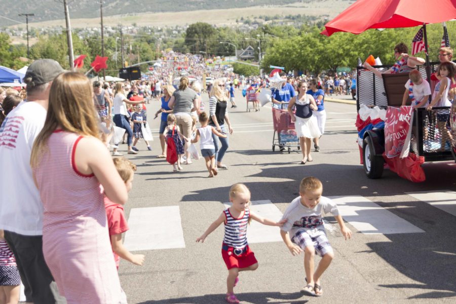The Ogden community comes together on Fourth of July for the Cherry Days Parade on Washington Blvd. (Dalton Flandro/The Signpost)