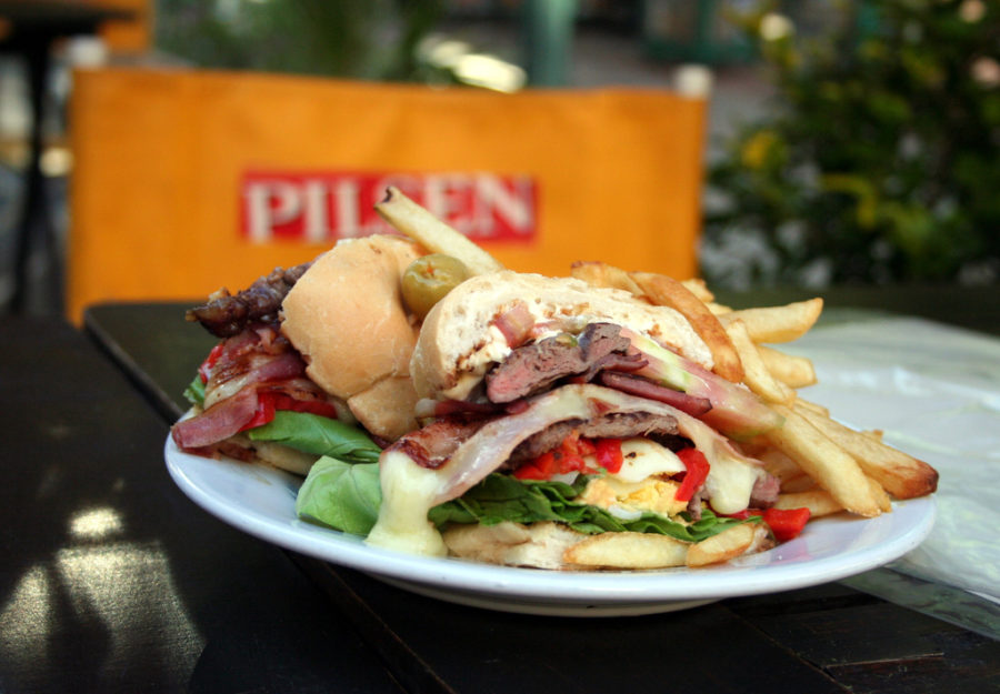 Un rico sandwich de Uruguay. Se puede acompañar con papas fritas. (Fuente: Matt Rubens / Flickr)