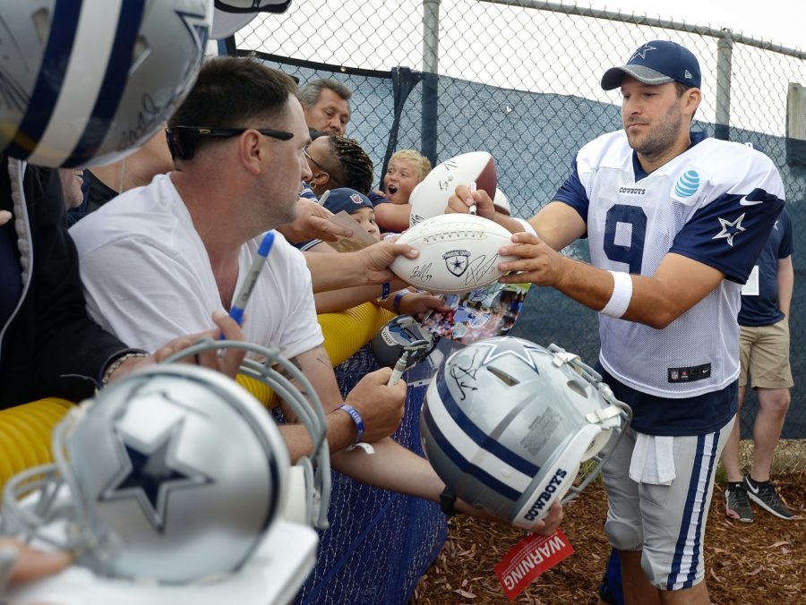 Dallas Cowboys quarterback Tony Romo (9) stops to sign autographs after the afternoon practice at Cowboys training camp in Oxnard, Calif., on Saturday, Aug. 6, 2016. (Max Faulkner/Fort Worth Star-Telegram/TNS)