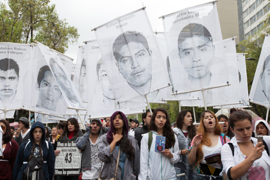 Miles de personas marcha para el 1er aniversario de la desaparición de los 43 estudiantes de Ayotzinapa el 26 de septiembre de 2015. (Photo by Bénédicte Desrus)