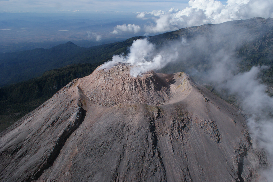 El Volcan Colima en el oeste de México han llevado a las autoridades a evacuar a dos pequeños núcleos en faldas del volcán. (Fuente: Universidad de Colima / Wikimedia Commons)
