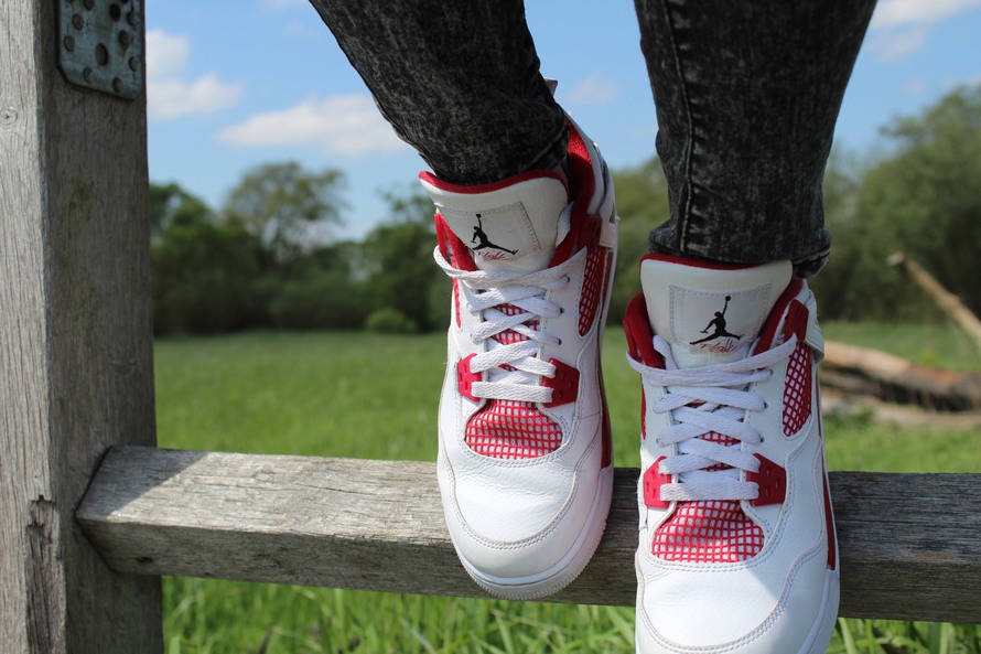Sneakers are an up and coming trend for both men and women. (Source: www.pexels.com)