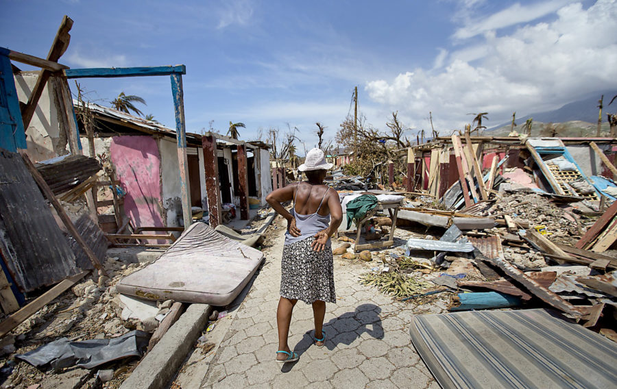 Una anciana camina por una calle llena de escombros en Roche a Bateau, Haití el 9 de octubre.
(Source: Tribune News Service)