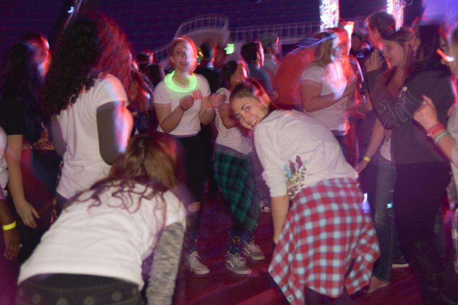 Los Wildcats bailan en la fiesta de los años 90 en el Dee Events Center de Weber State el 18 de noviembre.  (Tara Carrasco / The Signpost)