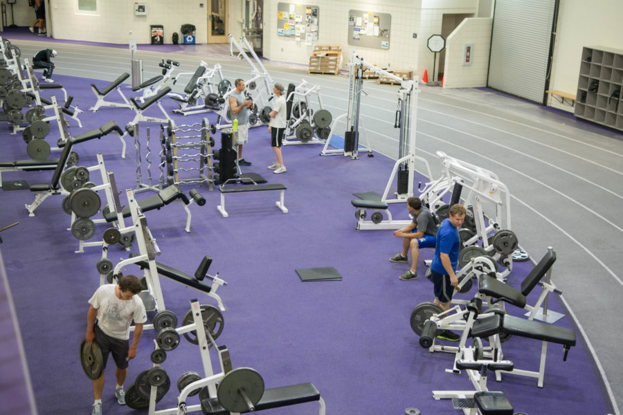 Weber State University students lift weights in Swenson Gym. (Joshua Wineholt / The Signpost)