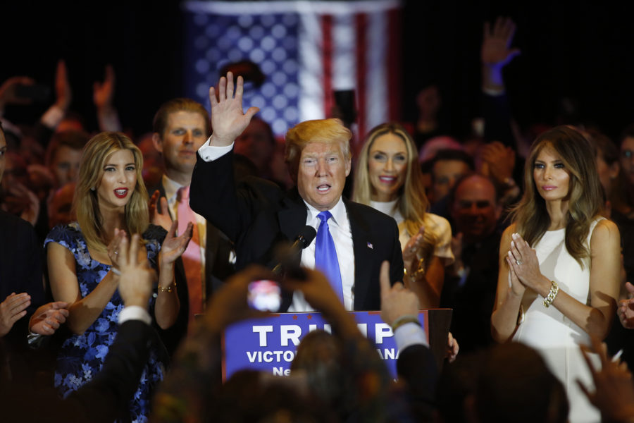 El candidato republicano a la presidencia, Donald Trump, se dirige a los medios de comunicación  y a algunos partidarios después de ganar la primaria de Indiana, el martes 3 de mayo de 2016, en Nueva York. (Fuente: Tribune News Service)