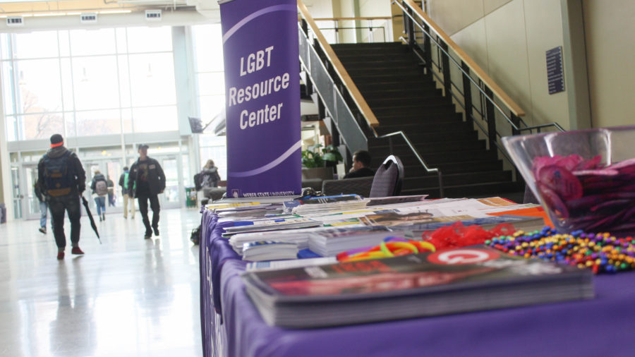 El centro de recursos LGBT Resource en Weber State University tienen una mesa de información en el  Shepherd Union con folletos del día del SIDA el 1 de diciembre. (Alexis Rague / The Signpost)