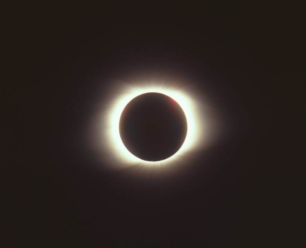 Total_solar_eclipse_of_March_9_1997.jpg