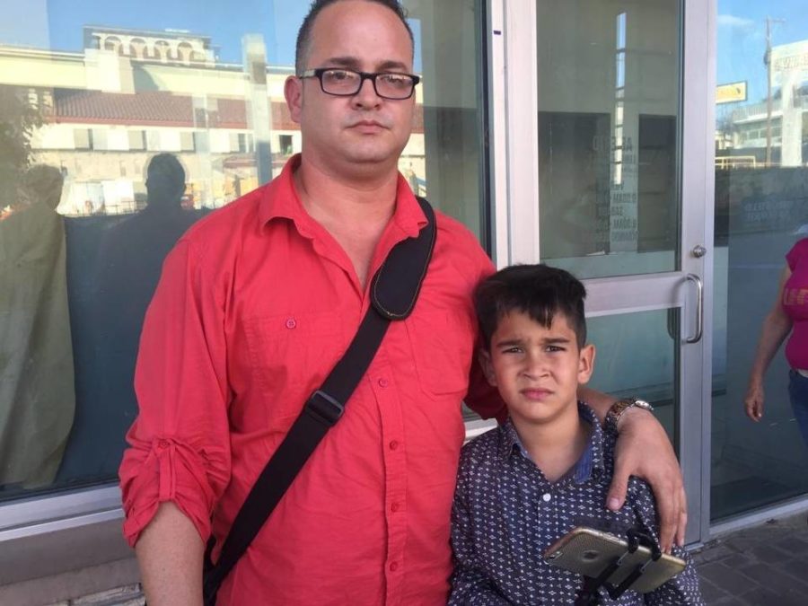 Yuniesky Marcos Roque y su hijo de 7 años son los últimos cubanos que fueron premitidos por los estación fronteriza en Laredo, Texas, el jueves 12 de enero de 2017, depués la comunicación de la terminación de Wet foot, dry foot que permitía a los cubanos a ingresar sin visas a los Estados Unidos (Fuente: Tribune News Service)
