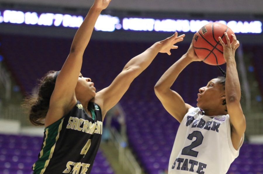 Senior Deeshyra Thomas looks for a shot against Sac State on Feb. 9. Despite the teams loss at University of North Dakota on Feb. 18., Thomas made Wildcat history by passing the 1,000 point mark. (Gabe Cerritos / The Signpost)