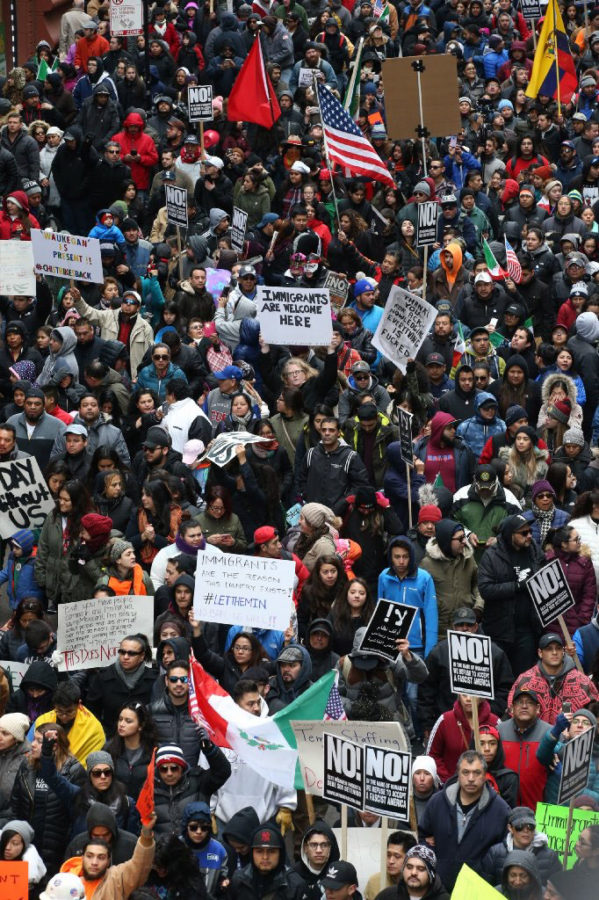 Hundreds of immigrants rights supporters rally on Jackson Boulevard towards the Federal Plaza on Feb. 16, 2017, in Chicago as people across the U.S. hold a Day Without Immigrants protest. (Fuente: Tribune News Service)