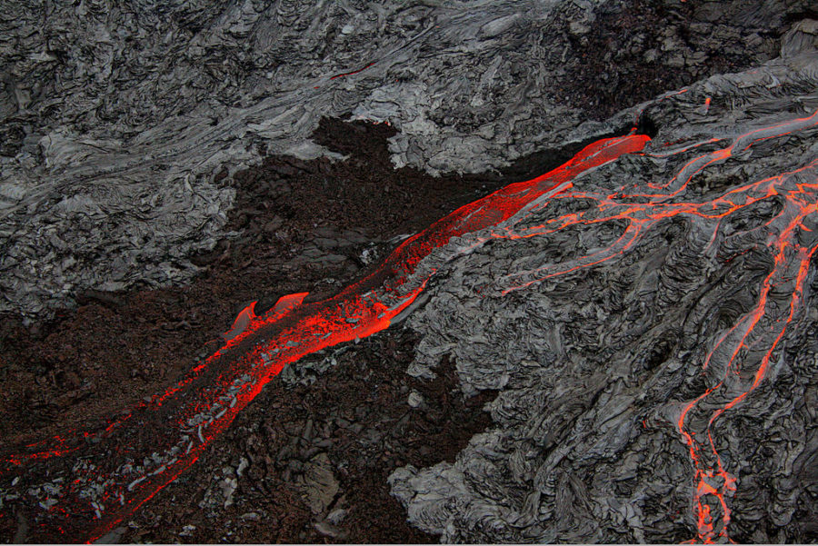 Pāhoehoe and Aa flows at Hawaii provide a small-scale model of the kind of massive floods associated with exponentially larger, more violent eruptions that would have led to cataclysmic changes in the environment that wiped out the majority of life on Earth. (Source: Wikimedia Commons)