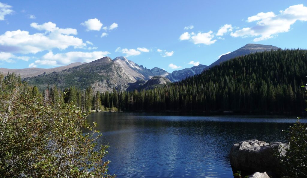 Bear_Lake_looking_toward_Glacier_Gorge (Wikimedia Commons).JPG
