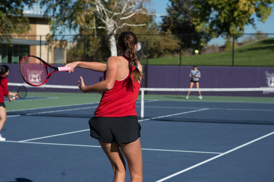 Southern Utah University player Daniela Cozzi, center, returns the ball in her first match of the day. (Joshua Wineholt / The Signpost) Photo credit: Joshua Wineholt