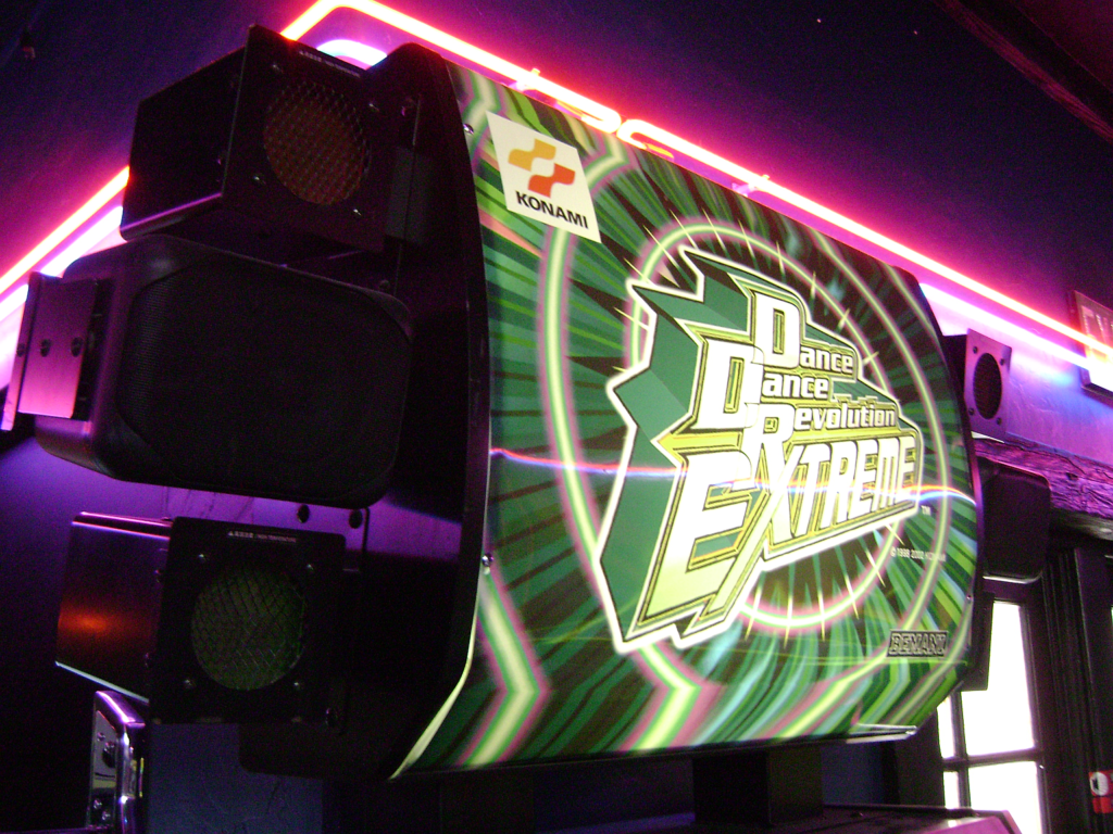 Dance_Dance_Revolution_Extreme_arcade_machine_marquee,_lights_and_speakers.png