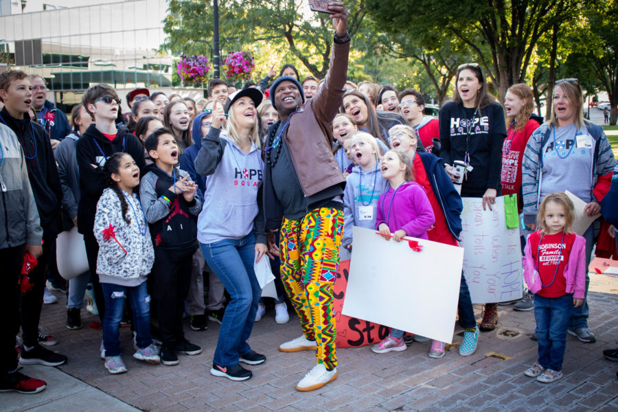 Alex Boyé takes a selfie with Hope Squads from around the state. (Kalie Pead/ The Signpost)