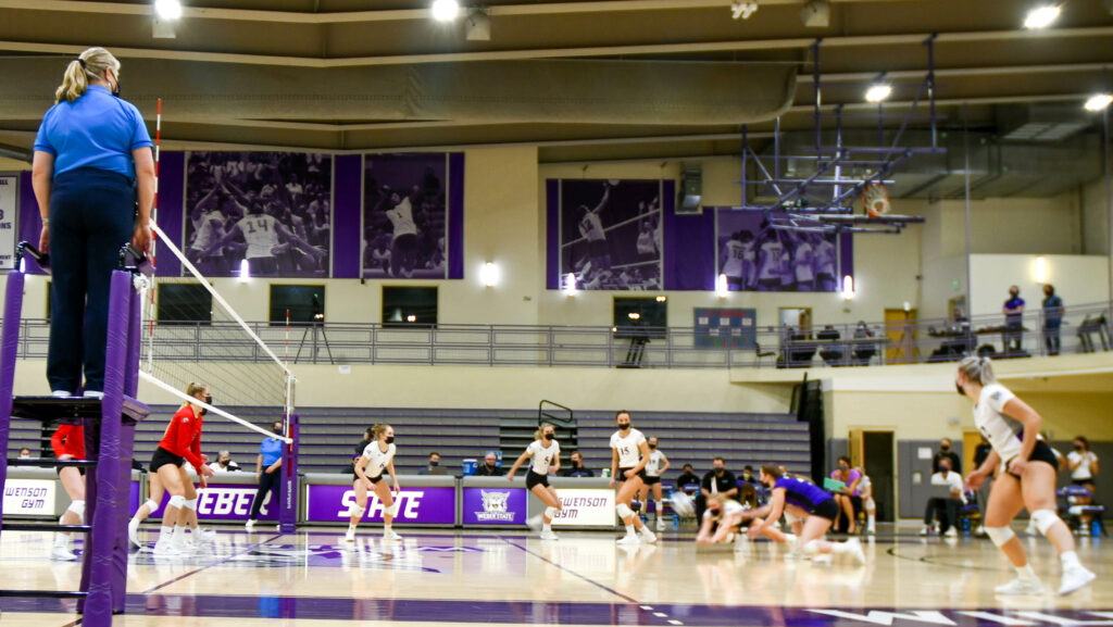 The Weber State women's volleyball team dominated the second of two games against Southern Utah University on Friday, Feb 12. (Nikki Dorber / The Signpost)