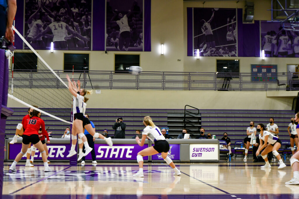 The Lady Wildcats sweep Southern Utah University's Thunderbirds on Feb 13, during their second game. (Nikki Dorber / The Signpost)