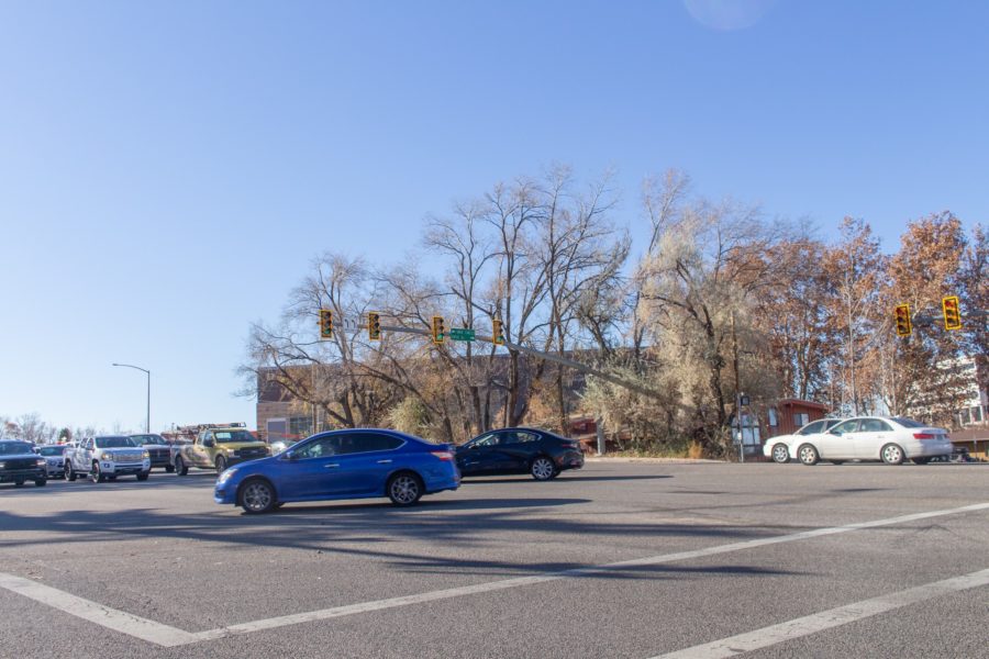 Cars turn left on a green arrow at a traffic light located on Harrison Boulevard, while other drivers wait for the light to turn green. (Kennedy Robins/ The Signpost)