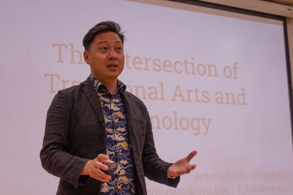 Artist Antonius Oki introducing himself to his audience. (Kennedy Robins)