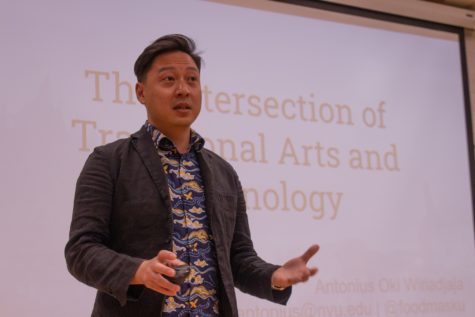 Artist Antonius Oki introduces himself to his audience. Photo credit: Kennedy Robins