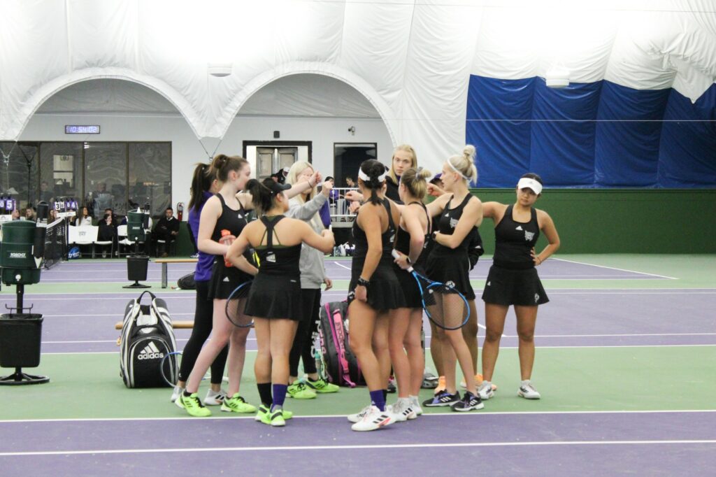 After the Doubles matches, before the singles, there is a quick tean=m meeting. (The Signpost / Hannah Moore)