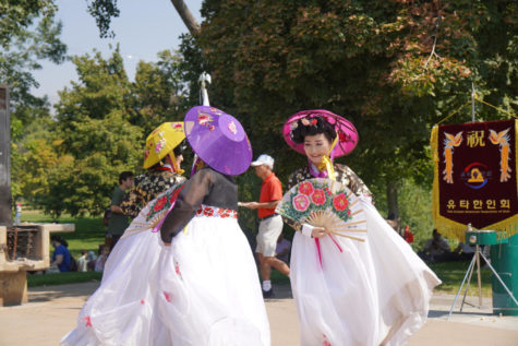 JeongHea Young, Ingeong Park and MinJin Kim dancing to Arirang.