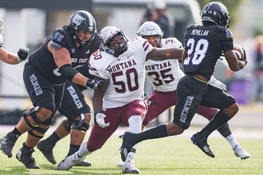 Grizzly+Deari+Todd+%2850%29+looks+to+tackle+WSU+Dontae+McMillan+%2828%29+on+Oct.+22.
