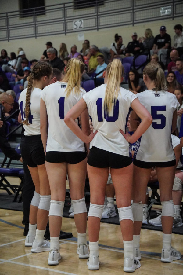 Weber State Womens Volleyball Team Mid-Game Meetings on Sept. 17. (Kris Beck)