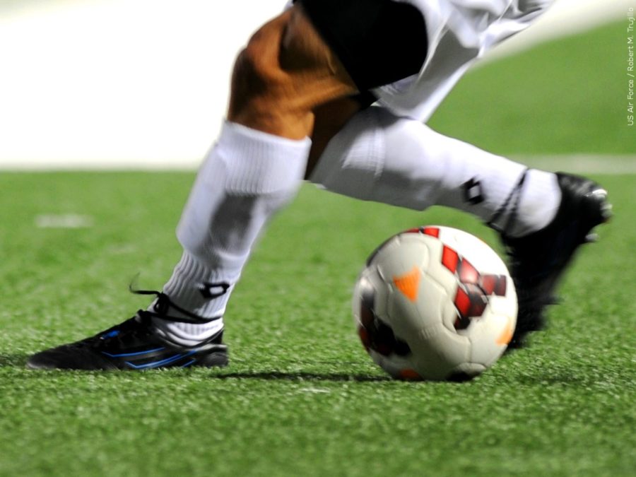 A+soccer+player+preparing+to+kick+a+soccer+ball.