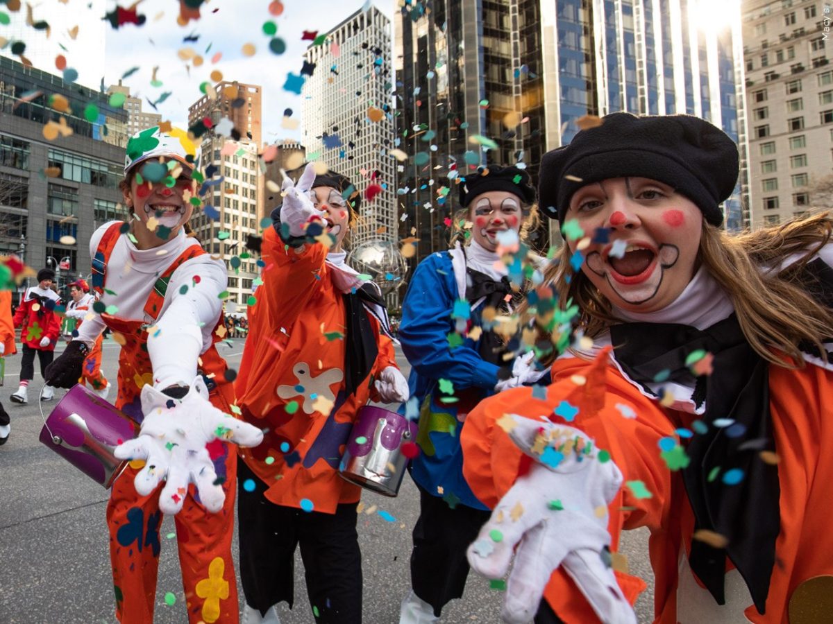 Personas se disfrazaron de payasos y tiraron confeti a la cámara en el desfile del día de acción de gracias de Macy’s