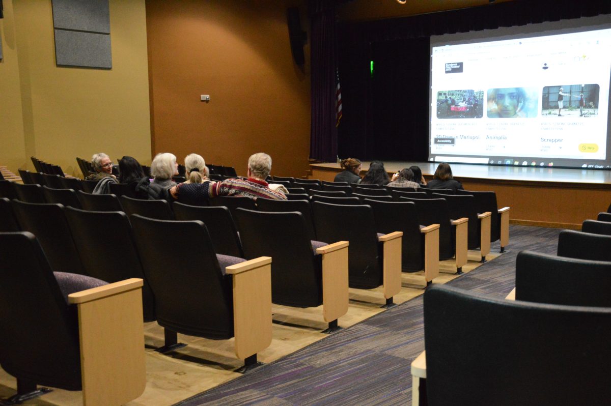 La audiencia se sientan en el teatro Wildcat para un muestra de una película independiente.