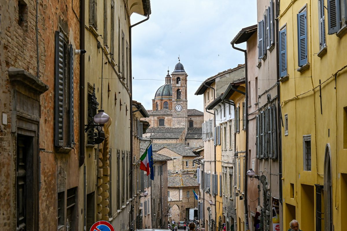 El torre de reloj principal en Urbino, Italia. La foto es de junio 2023.