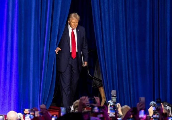 U.S. Republican presidential nominee and former President Donald Trump is pictured at an election night watch party at the Palm Beach County Convention Center.

Una foto del candidato presidencial republicano de los EE.UU. y anterior presidente Donald Trump en una fiesta para ver la noche de elecciones en el centro de convenciones de Palm Beach County.