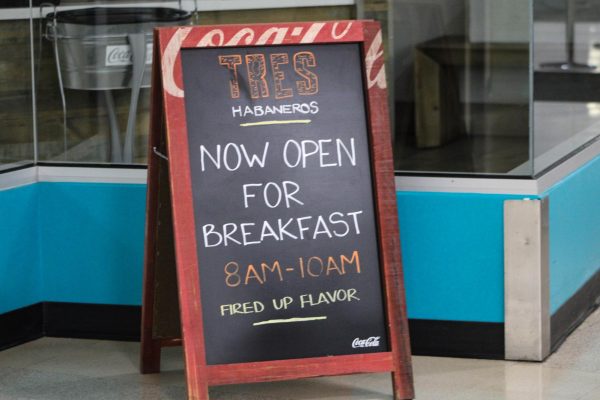 A sign advertising breakfast hours for Tres Habaneros.