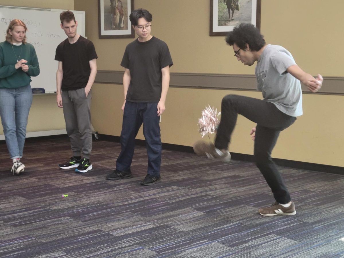 Student playing a game of Jegi.// Estudiante participant en el juego de Jegi.