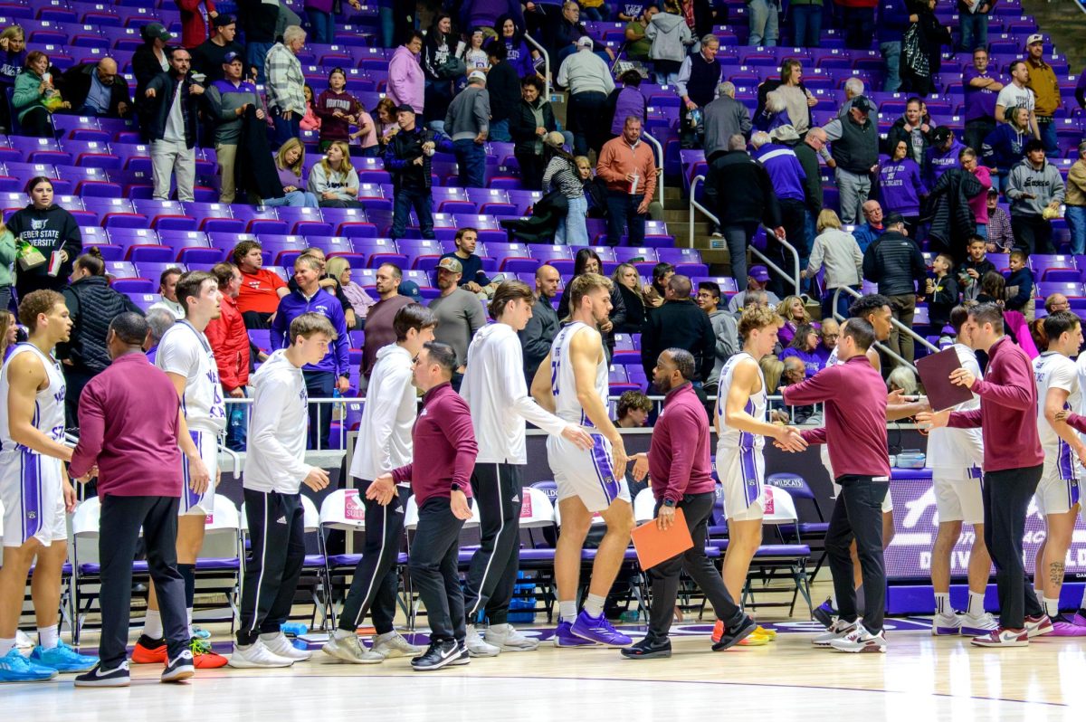 Wildcats and Grizzlies exchange handshakes after the game on Jan. 16.// Los Wildcats y los Grizzlies intercambian saludos después del juego el 16 de enero.