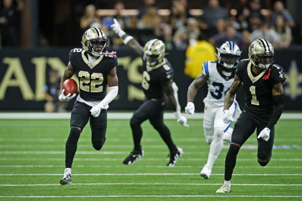 Rashid Shaheed #22 of the New Orleans Saints runs the ball during the second quarter against the Carolina Panthers at Caesars Superdome on September 08, 2024 in New Orleans, Louisiana. (Photo by Chris Graythen/Getty Images)// Rashid Shaheed #22 de los New Orleans Saints corriendo con el salon Durante el Segundo cuarto del juego contra los Carolina Panthers en el Ceasars Superdome el 8 de Septiembre del 2024.