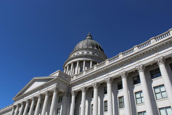 The Utah State Capitol building is home to the chambers and offices of the 
 Utah State government and is located on top of Capitol Hill in Salt Lake City.// El capitolio estatal de Utah es el hogar a las cámaras y oficinas del gobiermo de el estado y gobierno de Utah, y esta localizado en la cima de Capitol Hill en Salt Lake City.