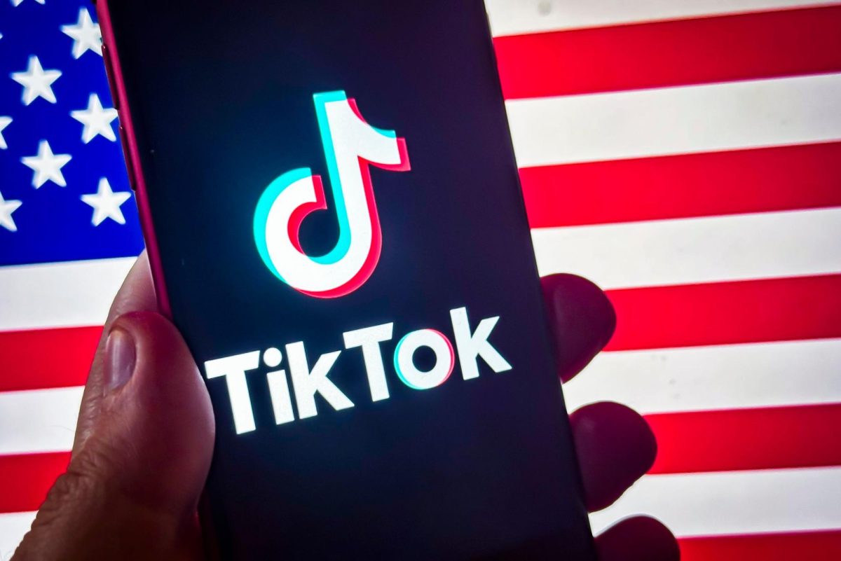 Social Media app TikTok logo pictured on smart phone before the U.S. flag. Donald Trump delayed TikTok's ban for an additional 75 days.// El logo de la aplicación y red social, TikTok, expuesta en un telefono movil antes de que el presidente de los Estados Unidos aplazara la decisión de la prohibición de la aplicación por 75 días.