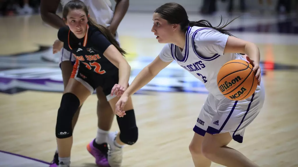 Weber State Guard Kendra Parra (#3), dribbling the ball down the court against the Idaho State Bengals.// La guardia central de Weber State Kendra Parra (#3), driblando el balón hacia el lado de los Bengals de Idaho State.//